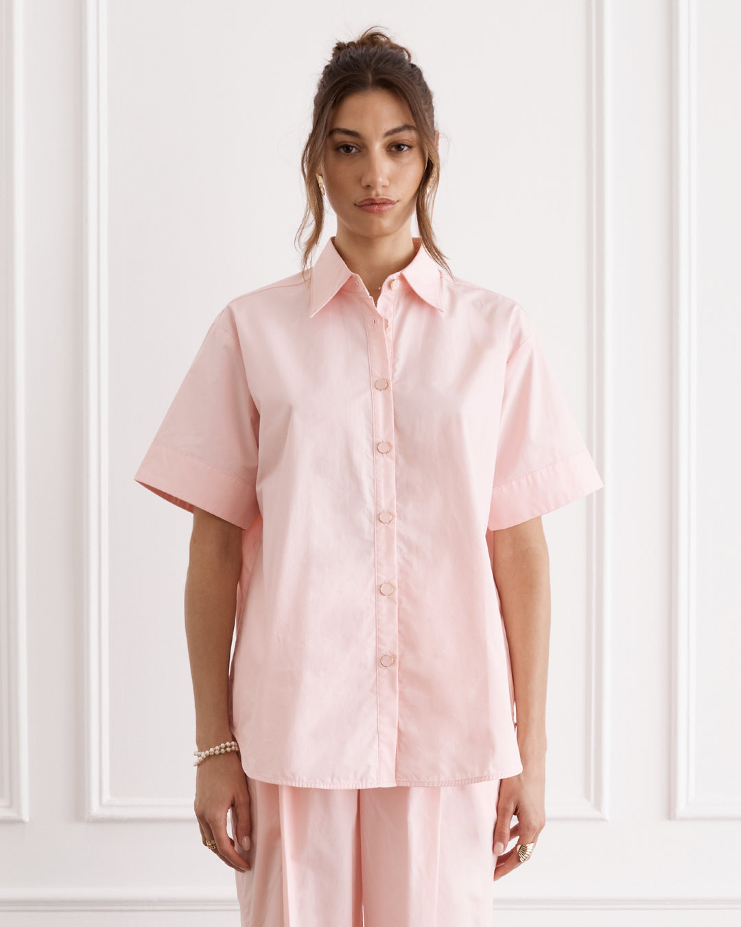Short sleeve pink shirt with collar and button-down front